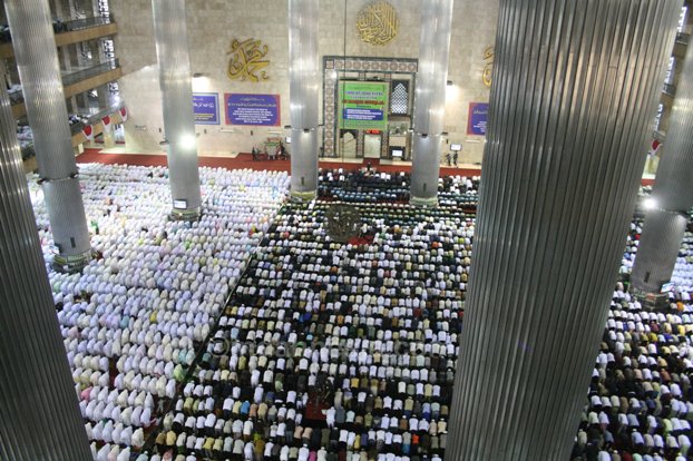 صورة للمصلين في مسجد الاستقلال في اندونيسيا